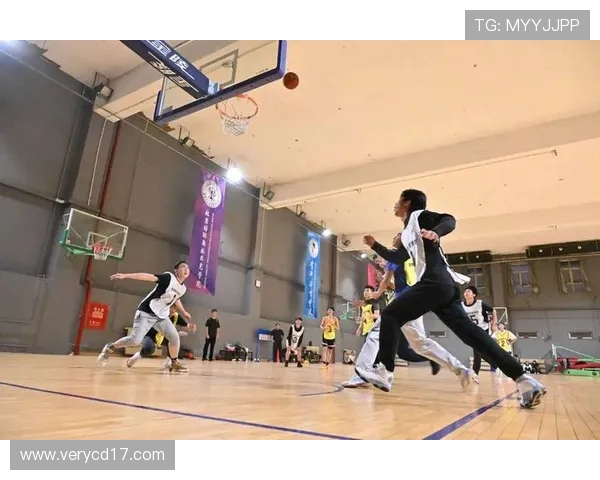 以篮球为纽带探索团队合作与拼搏精神在青春成长中的力量